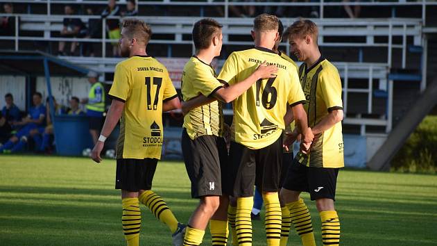 26. kolo krajského přeboru: FK Okula Nýrsko (modří) - TJ Jiskra Domažlice B (žlutí) 0:4 (0:2).