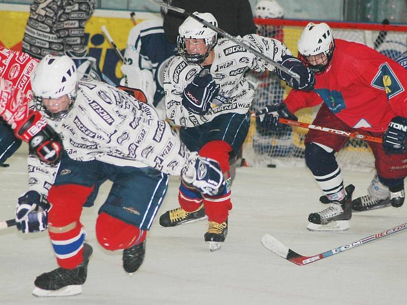 Utkáními na ledě Vsetína a Zlína vstoupí do letošního ročníku nejvyšší soutěže dorostenci hokejového Lasselsbergeru Plzeň