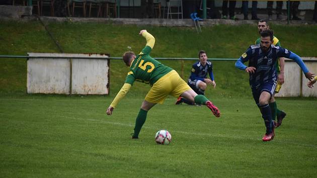 Krajský přebor (26. kolo): TJ START Tlumačov - TJ Slavoj Mýto (na snímku fotbalisté v modrých dresech) 1:3.