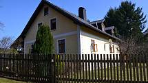 V zaniklé osadě Pastvina mezi Lesnou a Studánkou opravili manželé Karesovi chalupu z 20. let i kapličku.