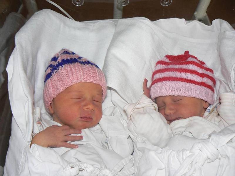 Ve FN v Plzni se 22. října narodila dvojčátka. Kristýnka (2,84 kg, 49 cm) přišla na svět ve 22.49 hod. a Anetka (2,29 kg, 47 cm) je o patnáct minut starší. Romana a Jan Bezděkovi z Přestavlků, stejně jako devítiletý brácha Honzík, mají z holčiček radost