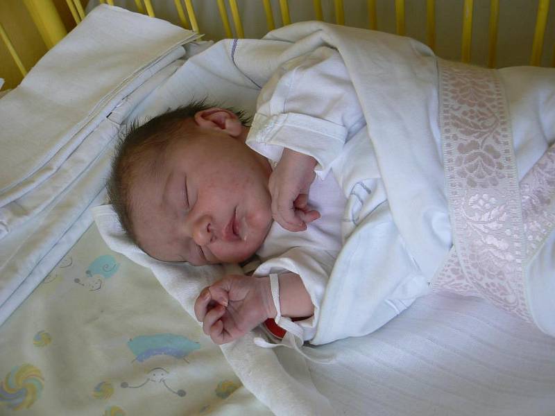 Evička Martanová (3,30 kg, 51 cm), která přišla na svět 15. února v 1.45 hod. v Mulačově nemocnici, je prvorozená dcera manželů Andrey a Jiřího z Přeštic