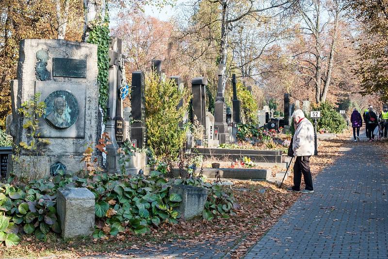 Přípravy na Dušičky v Plzni, lidé začínají najíždět na hřbitovy.
