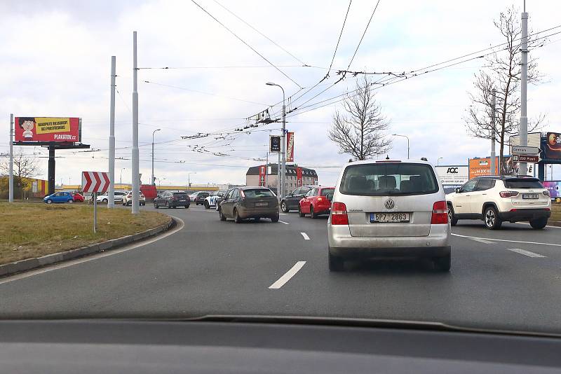 Nová Hospoda - kruhová křižovatka u Makra, nájezd na okruh