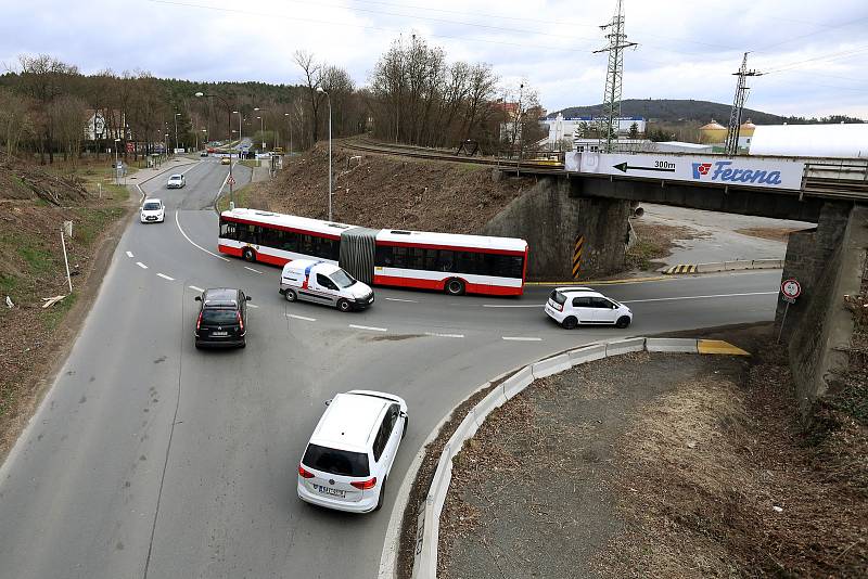 První dvě zastávky MHD se zelenou střechou v Plzni mezi kruhovými objezdy ve stanicích Nádraží Bílá Hora. Byly vybudovány v rámci výstavby první části východního okruhu. Průběh stavby i původní podobu místa přinášíme na dalších fotografiích.