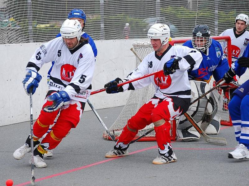 Ze zápasu 9. kola hokejbalové extraligy Snack Dobřany (v bílém) - Vlašim 2:4.