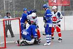 Ze zápasu 9. kola hokejbalové extraligy Snack Dobřany (v bílém) - Vlašim 2:4.