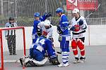 Ze zápasu 9. kola hokejbalové extraligy Snack Dobřany (v bílém) - Vlašim 2:4.