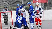 Ze zápasu 9. kola hokejbalové extraligy Snack Dobřany (v bílém) - Vlašim 2:4.