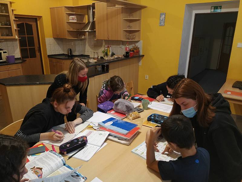 Studenti při učení s dětmi v dětském domově v Nepomuku.