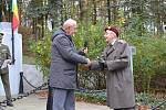 U pomníku, který je věnovaný legionářům a veteránům, si ve středu stovky lidí připomněli Den veteránů