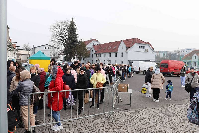 Uprchlíci stojí před plzeňským skladem v Cukrovarské ulici ve frontách, snímek je ze čtvrtečního rána.