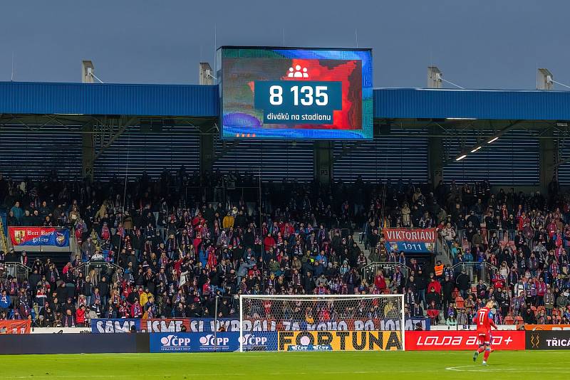 Fotbalisté Viktorie Plzeň podlehli na úvod ligového jara doma nečekaně Hradci Králové 1:2.