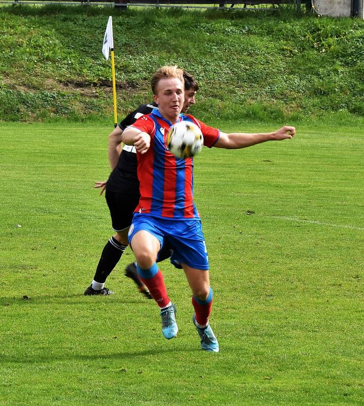 9. kolo FORTUNA ČFL, skupina A: SK Dynamo České Budějovice B - FC Viktoria Plzeň B (fotbalisté v červenomodrých dresech) 0:3 (0:1).