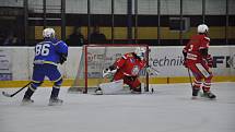 Hokejisté Třemošné (v modrých dresech) v utkání s Tachovem (v červeném).