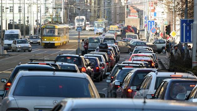 Klatovská třída je ráno i odpoledne v dopravních špičkách beznadějně ucpaná. Nervy mají jako na drátkách řidiči i chodci