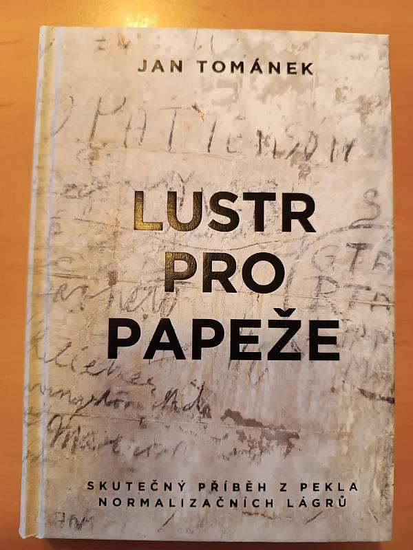 Kniha Lustr pro papeže sepsaná podle vzpomínek bývalého disidenta Miloslava Petrovského.