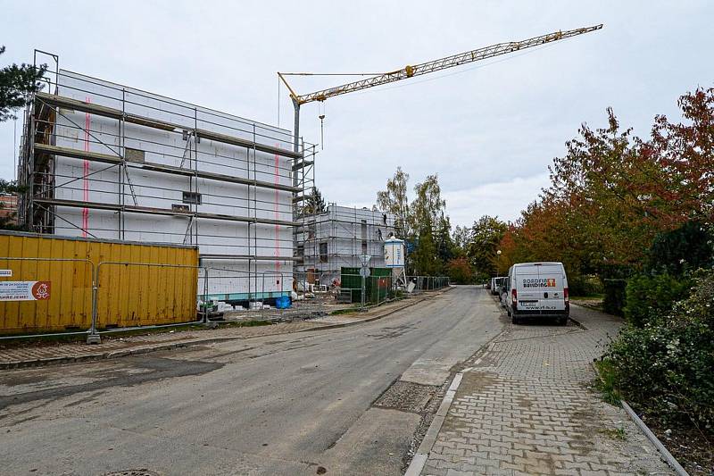 Osm z osmnácti domů, které město Plzeň staví v lokalitě Zátiší ve Skvrňanech už má hotovou hrubou stavbu. Ve dvou etapách vzniknce celkem 183 bytů o velikosti 1+kk a 2+kk pro lidi, kteří získávají obtížně nájemní nebo vlastní bydlení na komerčním trhu.