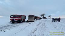 Autobus se vyhýbal protijedoucímu autu a spadl do příkopu