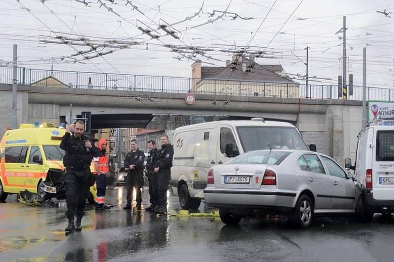 Nehoda záchranné služby a vozu převážejícího peníze v Doudlevecké ulici v Plzni