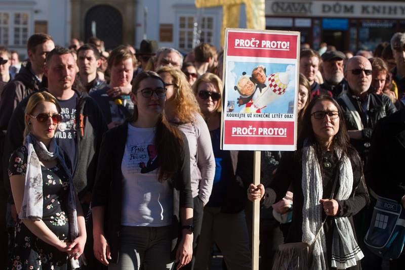 Proč? Proto! Demonstrace proti Miloši Zemanovi a Andreji Babišovi na náměstí Republiky v Plzni