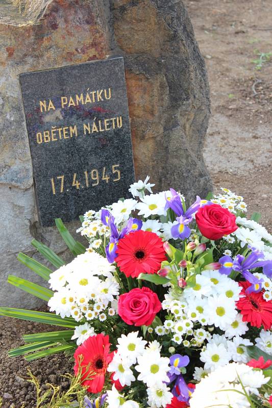 Památník obětem náletu ze 17. dubna 1945 stojí na Jateční ulici v místě, kde byl zasažen protiletecký kryt.