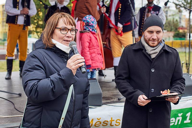 Předvelikonoční den na sídlišti Vinice v Plzni. V dílnách se zájemci mohli naučit plést pomlázky, nebo si ozdobit velikonoční kraslice. Nejmenší děti čekalo hledání čokoládových vajíček. Pro všechny hrála folklórní muzika a proběhly ukázky canisterapie.