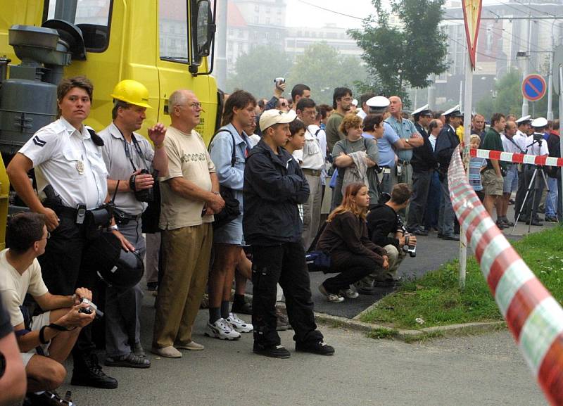 30. srpna 2002, příprava na odstřel domu v Plzni U Zvonu