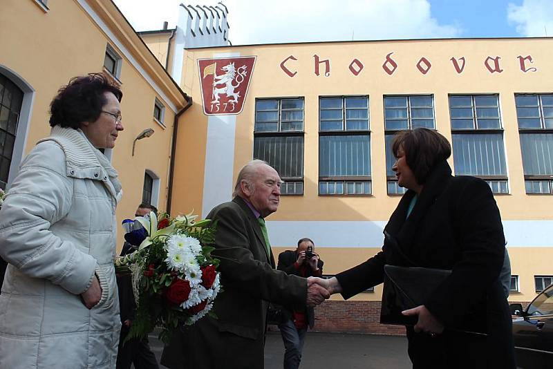 V pivovaru Chodovar Ivanu Zemanovou uvítal ředitel podniku Jiří Plevka spolu s místostarostkou Chodové Plané Zdeňkou Štěchovou