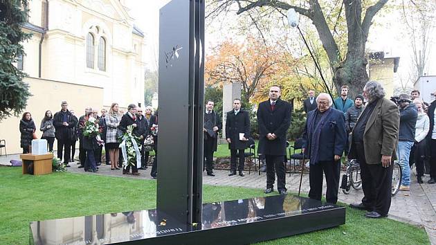 Uložení ostatků Ladislava Sutnara na Ústředním hřbitově v Plzni