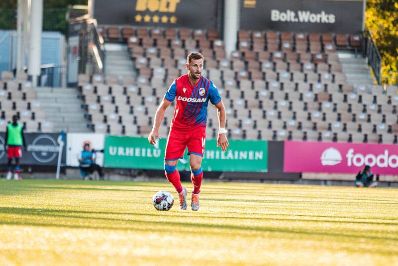 Čeští šampioni vstoupili do 2. předkola Ligy mistrů vítězství 2:1 na umělé trávě HJK Helsinky.