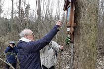 Slavnostní otevření cesty za lesními obrázky v Ticholovci a lese Pod Střížovem spojené s požehnáním. U každého obrazu farář Karel Plavec provedl liturgické požehnání.