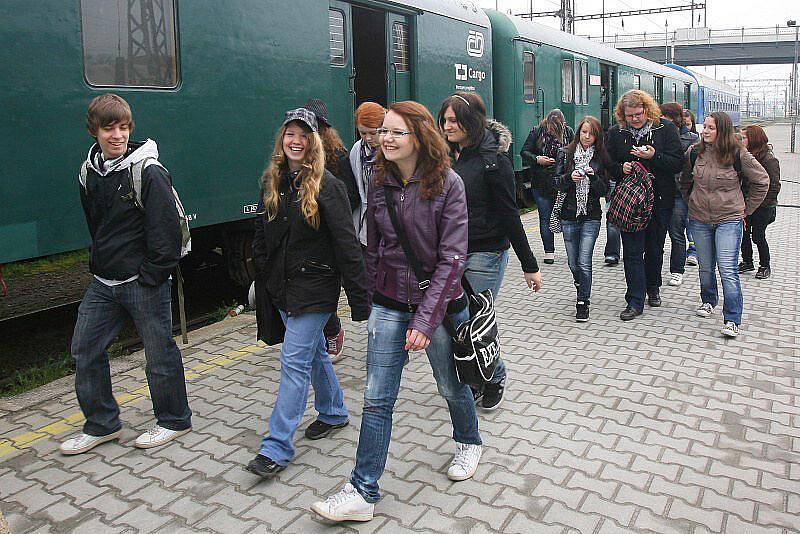 PRVNÍ POMOC  není ve skutečnosti tak jednoduchá, jak se při instruktáži zdá. Přesvědčily se o tom studentky plzeňské Střední školy profesora Švejcara v Preventivním vlaku, který nyní staví na Hlavním nádraží v Plzni.