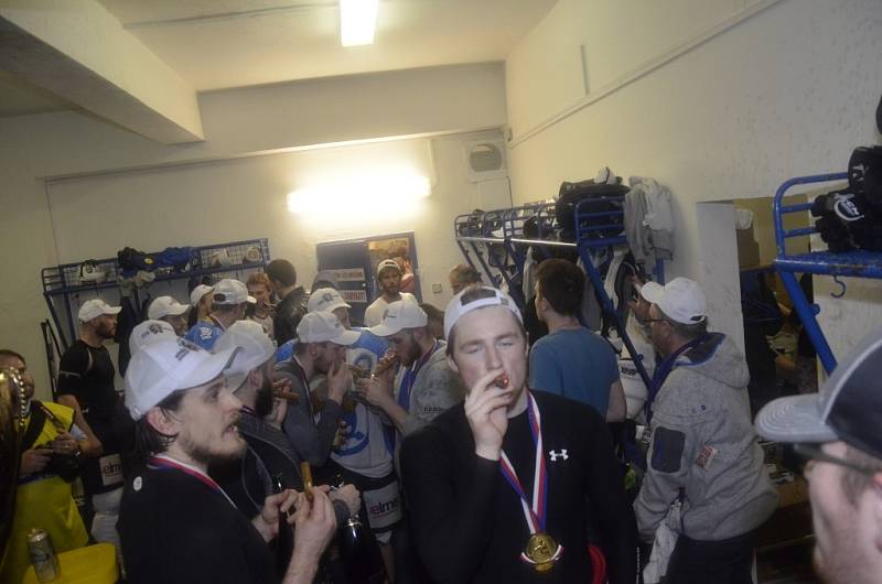 Hokejisté oslavují zisk historicky prvního titulu mistra na stadionu ve Zlíně