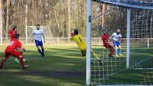 Fotbalisté rezervního výběru TJ Zruč (na archivním snímku hráči v bílých dresech) zdolali na domácím hřišti Plasy 1:0.