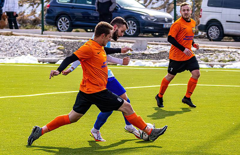 Fotbalisté TJ Měcholupy (na archivním snímku hráči v oranžových dresech) deklasovali rezervu divizního SK Klatovy 1898 (modří) vysoko 8:0.