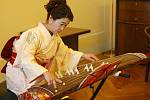 Hudebnice Kanenisha Chikako zahrála v úterý klasickou japonskou skladbu, V pátek předvede i moderní muziku