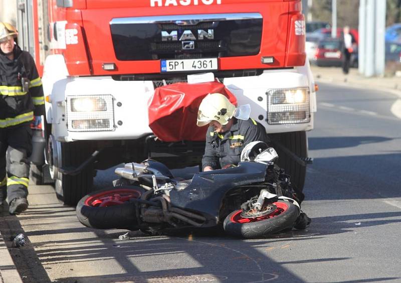 Motorkář srazil v Sirkové ulici chodce