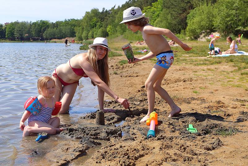 Teplé počasí přilákalo Plzeňany z centra města k Boleveckým rybníkům. Teploty dosahovaly v Plzni ve čtvrtek až k 28 stupňům.