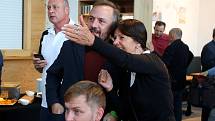 V plzeňském štábu koalice Spolu v kavárně DEPO 2015 oslavují vítězství ve volbách do Poslanecké sněmovny.