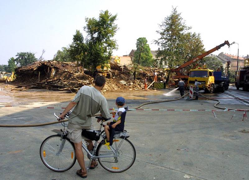 31. srpna 2002, stavba nového trakčního vedení pro tramvaje v prostoru U Zvonu