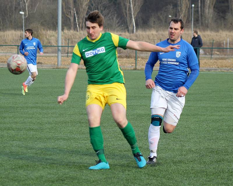 Fotbalisté plzeňského Rapidu (na archivním snímku hráči v modrých dresech) porazili Chotíkov. Naopak Tlumačov (zelení) doma utrpěl debakl, Zruči podlehl 1:5.