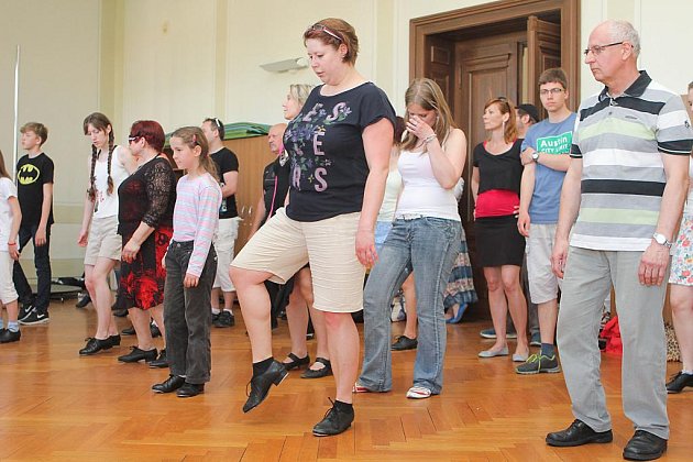 Na workshopu Plzeňského festivalu stepu si lidé mohli vyzkoušet stepování