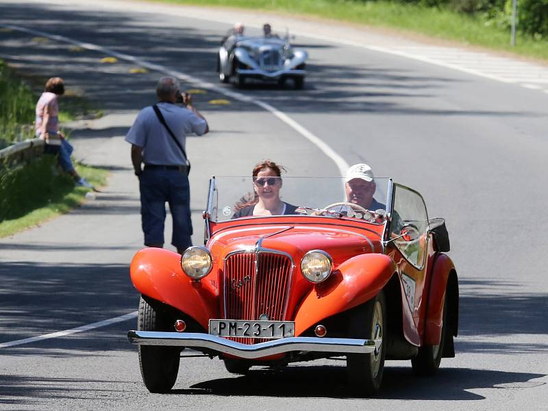 Milan Vaníček našel pod stromečkem doklady od francouzského automobilu Salmson Grand Sport. S vozem, jenž pochází z roku 1926, vyrazil na sobotní veteránskou zhruba devadesátikilometrovou jízdu z Plzně do Plas a zpět.