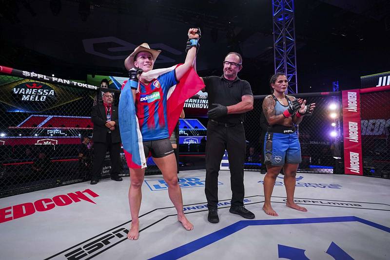 Plzeňská zápasnice MMA Martina Jindrová porazila v americkém Texasu zkušenou brazilskou soupeřku 3:0 na body.
