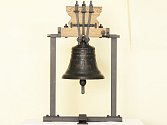 Kopii zvonu z roku 1706 z klatovské dílny Johanna Pricqueye vyrobila letos zvonařská dílna Petra Manouška.