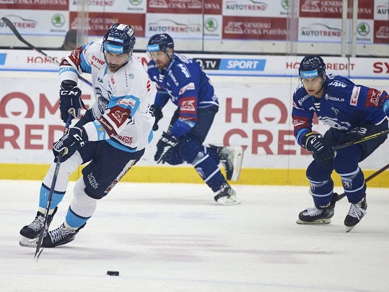 Hokejisté Škody Plzeň prohráli úvodní zápas předkola play-off v Liberci 4:1. Vpravo stíhá soupeře Samuel Bitten.