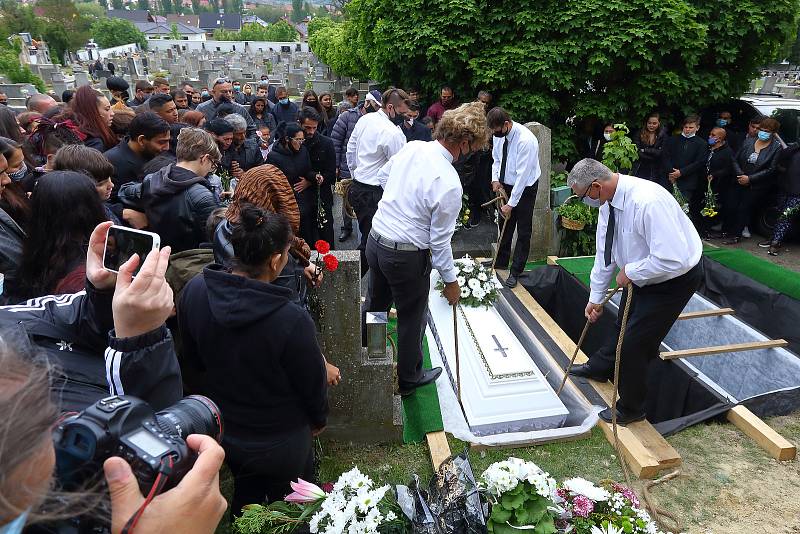 Rodina a blízcí se v pátek rozloučili s oběťmi tragické dopravní nehody osobního auta a vlaku u Kamenného Újezdu na Plzeňsku. Poslední rozloučení proběhlo na hřbitově v Nýřanech.