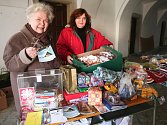 Anna Srbová z Městské charity Plzeň (vlevo) a Alena Carmineová s dárky pro potřebné. 