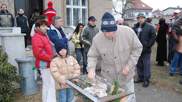 VÁNOČNÍ SBÍRKA. Lidé dávali peníze do speciálního boxu. Snímek pochází ze Šťáhlav.